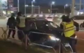 Îmbrânceli în plină stradă. Un inspector de patrulare AGRESAT de șoferul unui Maserati într-o intersecție din capitală